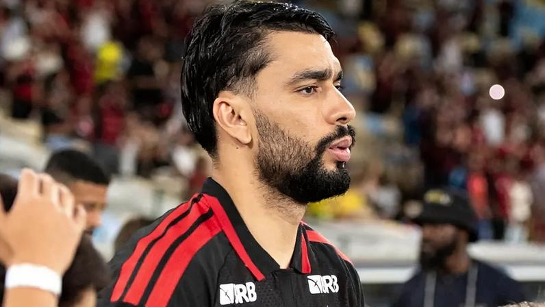Lucas Paquetá concentrado antes de partida entre Flamengo e Internacional pelo Brasileirão (Foto: Delmiro dos Santos / Mochila Press)