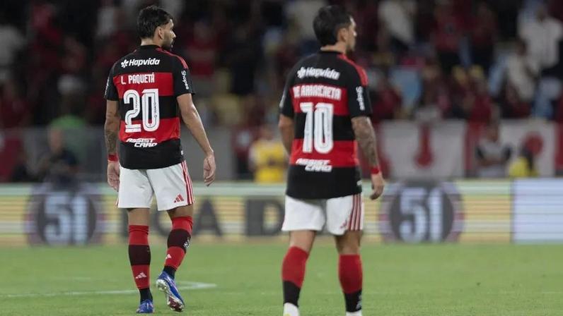 Lucas Paquetá e Giorgian de Arrascaeta durante partida do Flamengo contra o Internacional, válida pelo Brasileirão de 2026 (Foto: Matheus Sanches/Gazeta Press)
