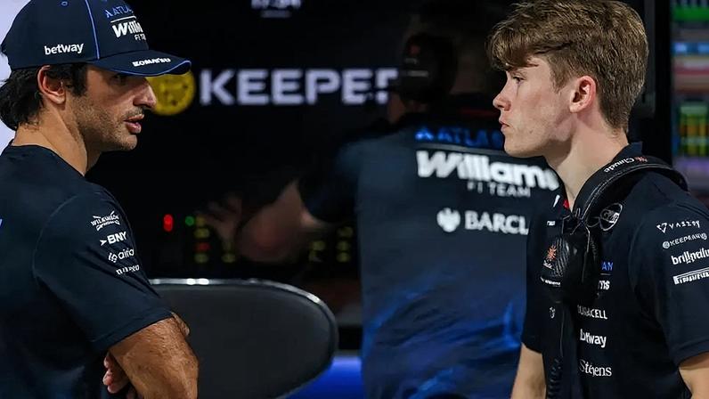 Luke Browning e Alonso conversam no pole da Williams na F1 (Foto: Reprodução Instagram)