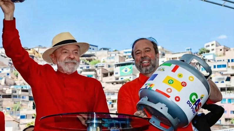 Lula e o ministro de Minas e Energia, Alexandre Silveira, durante cerimônia de anúncio do Programa “Gás do Povo”. (Foto: Ricardo Stuckert/Presidência da República)