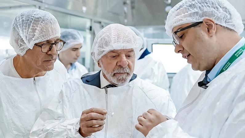 O ministro da Saúde, Alexandre Padilha, e o presidente Lula durante visita ao Centro de Produção de Vacina contra a Dengue do Instituto Butantan. Foto: Ricardo Stuckert/PR