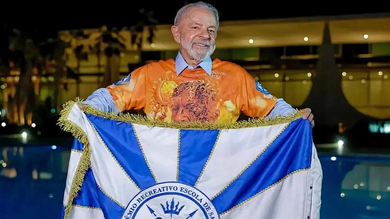 O presidente Lula com o estandarte da escola Acadêmicos de Niterói. (Foto: Ricardo Stuckert/PR)