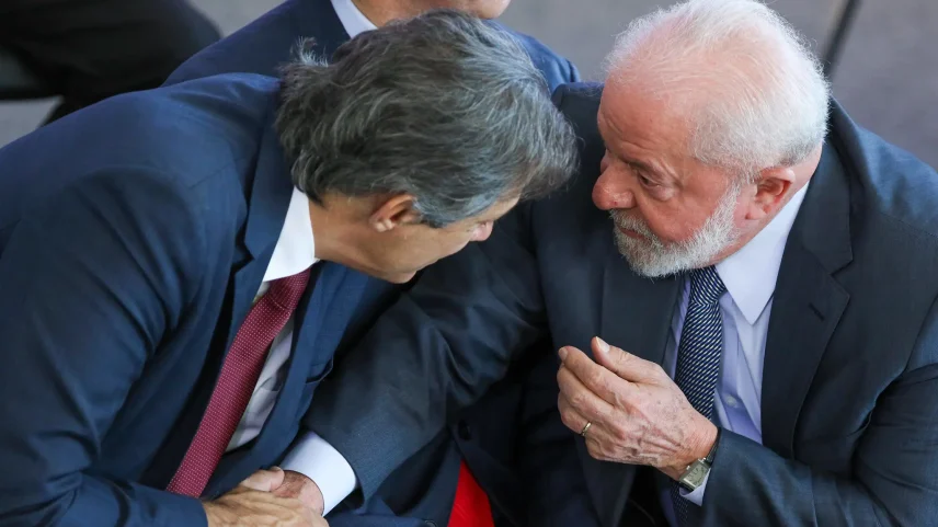 O presidente Luiz Inácio Lula da Silva tenta convencer o ministro da Fazenda, Fernando Haddad, a concorrer ao governo de São Paulo (Foto: Fabio Rodrigues-Pozzebom/ Agência Brasil)