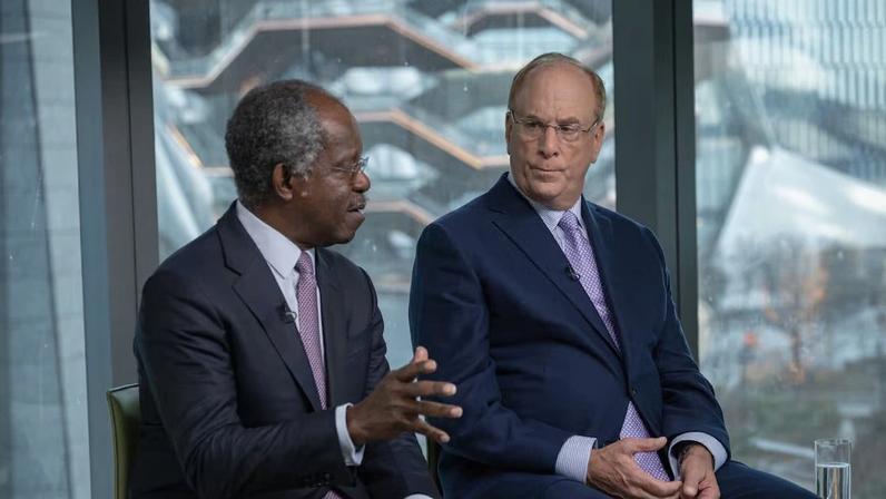 ‘Bayo’ Ogunlesi, cofundador da Global Infrastructure Partners, ao lado de Larry Fink, CEO da BlackRock: gestora comprou a GIP por cerca de US$ 12,5 bilhões