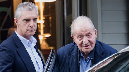 El rey emérito, a su salida de un restaurante en O Grove (Pontevedra), en noviembre.