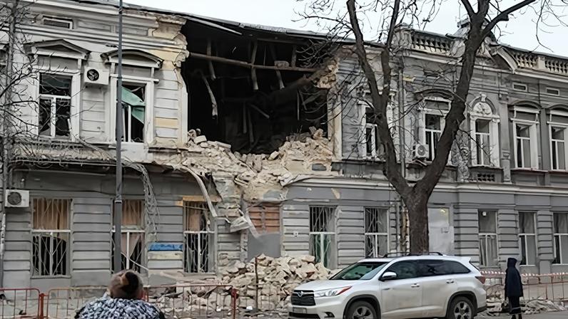 Ruinas de un edificio alcanzado por un ataque con drones rusos en Odesa (Ucrania) este sábado.