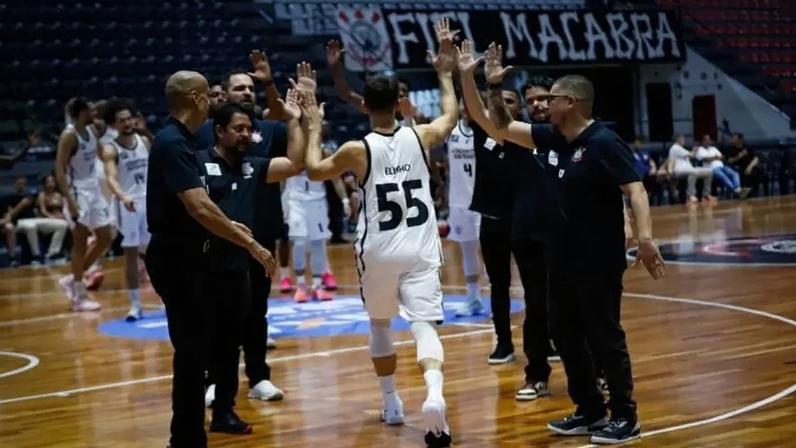 O Corinthians chegou a quinta vitória consecutiva após derrota o Mogi Basquete dentro de casa (Foto: Divulgação / NBB)