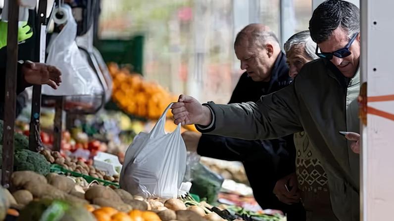 Varias personas compran en un mercado, el pasado 14 de marzo, en Madrid.