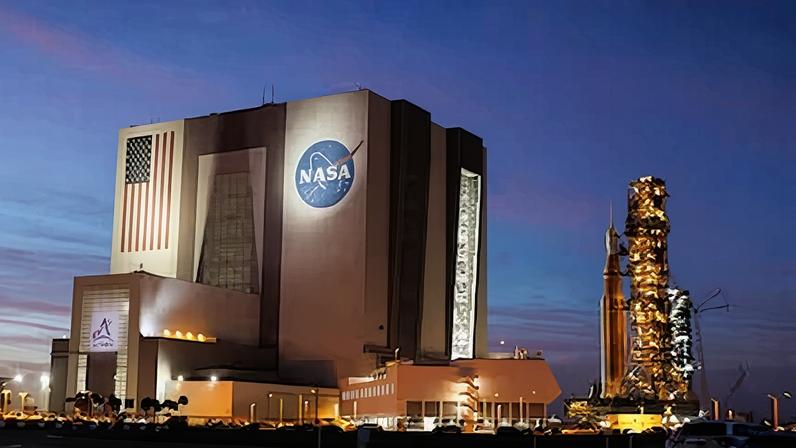 Vista del cohete SLS con una cápsula Orión de la misión Artemis 2 en el Centro Espacial Kennedy.