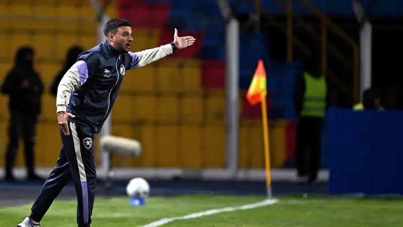 Martín Anselmi é o técnico do Botafogo (Foto: Aiza Raldes/AFP)