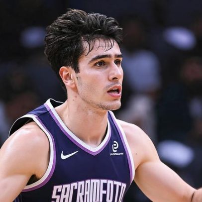 Maxime Raynaud, pivô dos Kings, é destaque na NBA