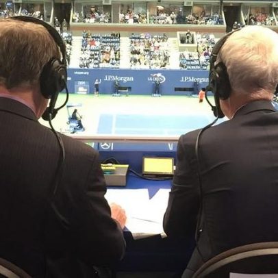 McEnroe se irrita com fã insistente no aeroporto de Melbourne