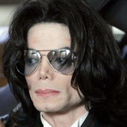 Quatro irmãos processam o patrimônio de Michael Jackson por tráfico de menores