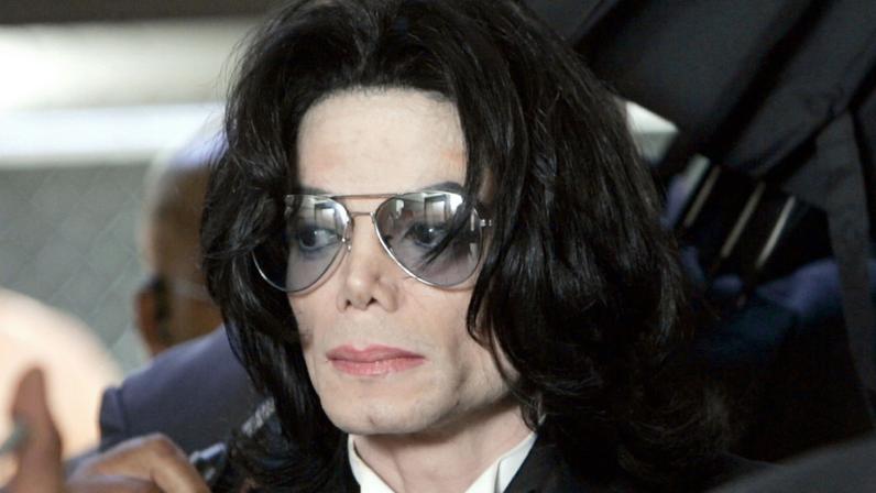 Michael Jackson prepares to enter the Santa Barbara County Superior Court on June 13, 2005.