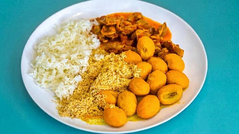 Moela de frango com pequi, arroz e farofa (Imagem: Adilson Sochodolak | Shutterstock)