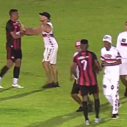 Torcida do Moto Club invade o campo e agride jogadores; equipes reagem