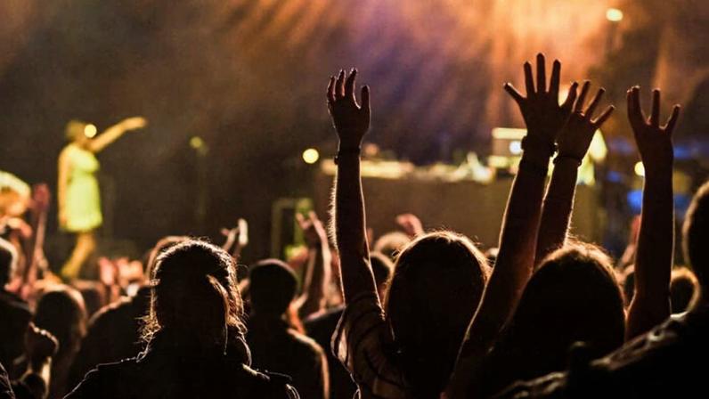 Pessoas em adoração. Foto: Reprodução.