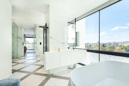 El baño del dormitorio principal.