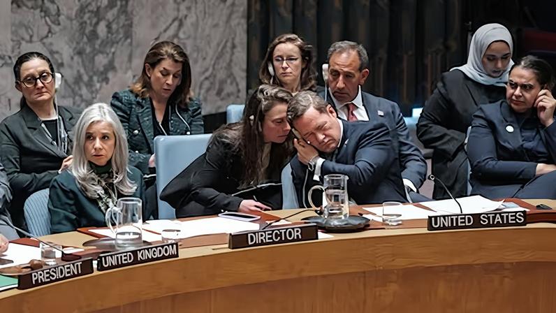 El embajador de EE UU en la ONU, Mike Waltz, escucha a un miembro de su equipo, este sábado.