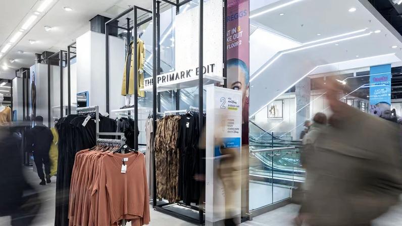 Dificuldades recentes da Primark refletem, em parte, um ambiente econômico adverso que afeta varejistas em todo o Reino Unido e na Europa (Foto: Jason Alden/Bloomberg)