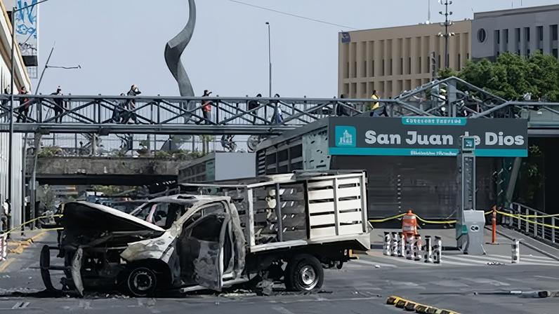 Automóviles incendiados tras los enfrentamientos en Av. Juárez en Guadalajara, este domingo.
