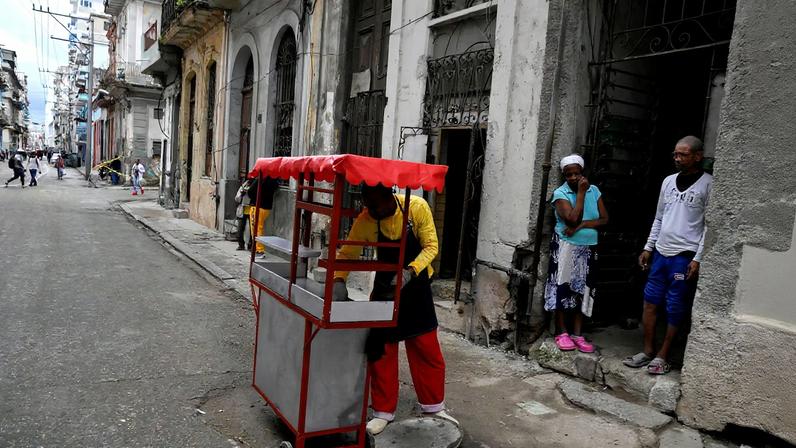 People wait to buy food from a street kart in Havana, as Cubans from all walks of life hunker into survival mode, navigating seemingly interminable blackouts and soaring prices for food, fuel, and transport, while the United States threatens a stranglehold on the communist-run nation, Cuba, January 30, 2026. REUTERS/Norlys Perez/File Photo