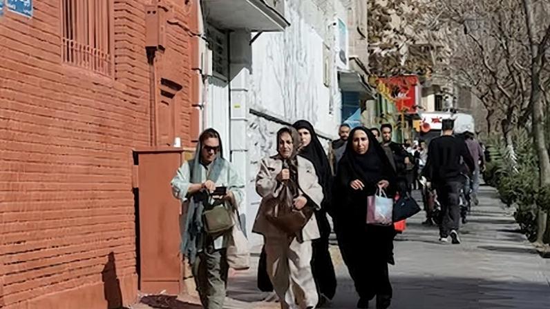 Un grupo de habitantes de Teherán corre a refugiarse tras una explosión, este sábado.