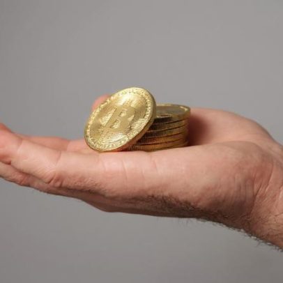É possível prosperar sem acumular? Debate da Comunhão