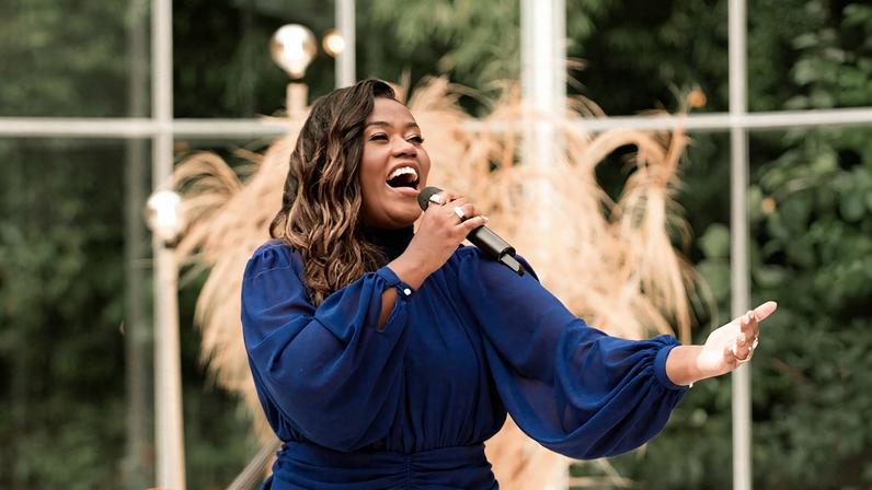 Nathália Braga durante a gravação do novo single.