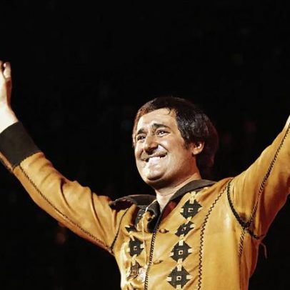 Micky Dolenz presta homenagem a Neil Sedaka, compositor versátil