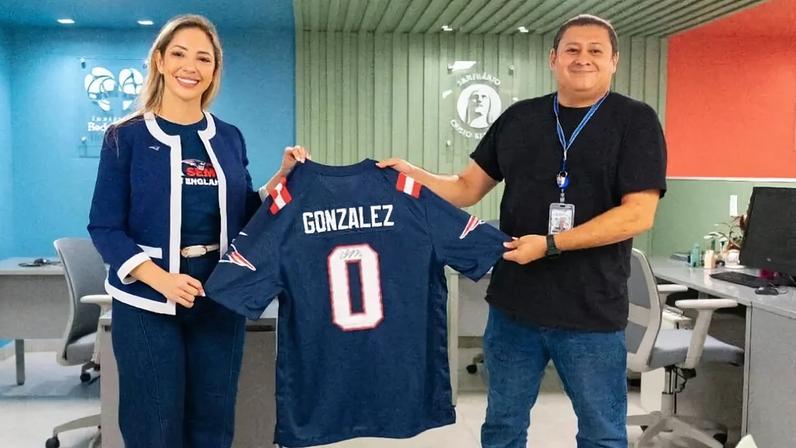 New England Patriots presenteia Santuário Cristo Redentor com camisas oficiais autografadas (Foto: Divulgação / Patriots Brasil)