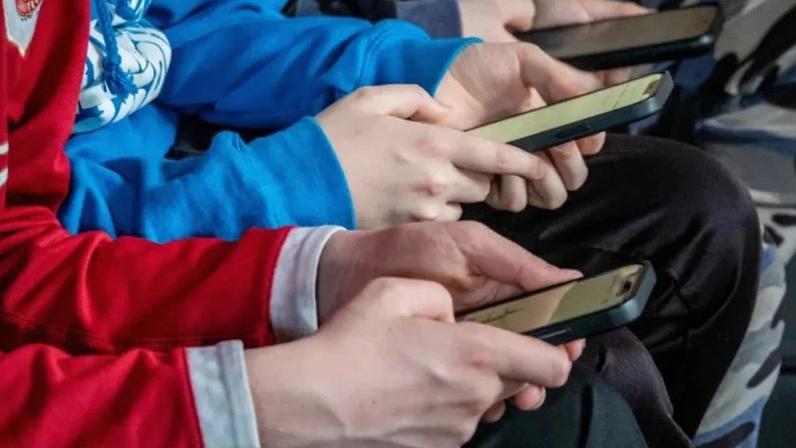 Getty Images Proibir ou educar? O uso de smartphones por jovens divide opiniões