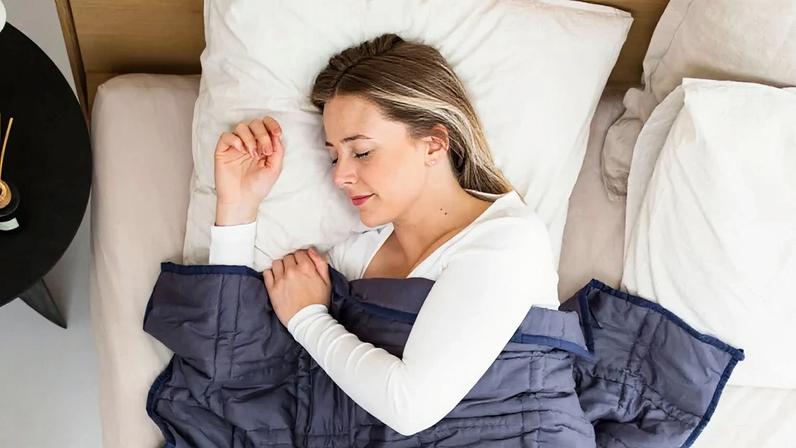 Especialistas recomendam reduzir estímulos à noite — como telas, luz intensa e ruído — para facilitar a indução do sono