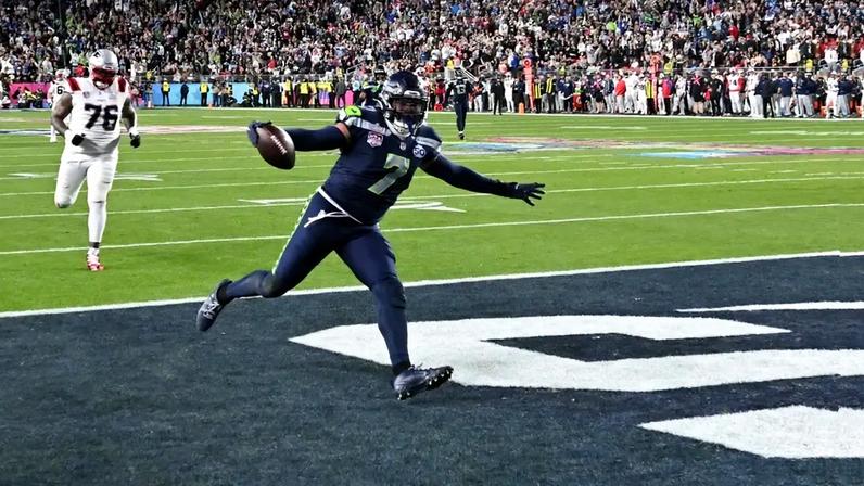 Nwosu entra na endzone para anotar um touchdown pelos Seahawks contra os Patriots, pelo Super Bowl LX