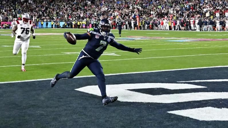 Nwosu entra na endzone para anotar um touchdown pelos Seahawks contra os Patriots, pelo Super Bowl LX (Foto: Josh Edelson/AFP)
