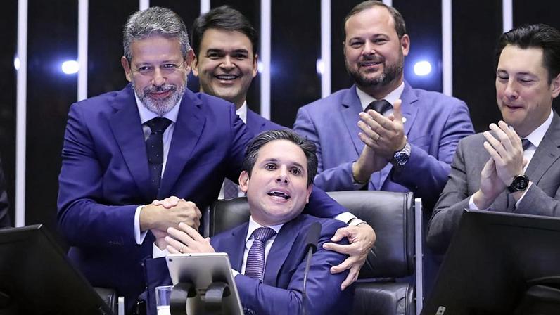 O deputado Arthur Lira e o presidente da Câmara dos Deputados, Hugo Motta, na Mesa Diretora da Casa. Foto: Kayo Magalhães/Câmara dos Deputados