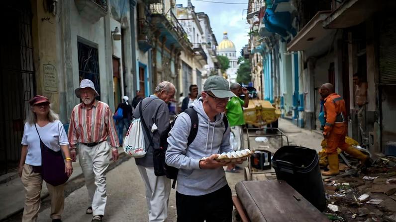 Un hombre con una caja de huevos en La Habana Vieja, Cuba, el sábado 7 de febrero.