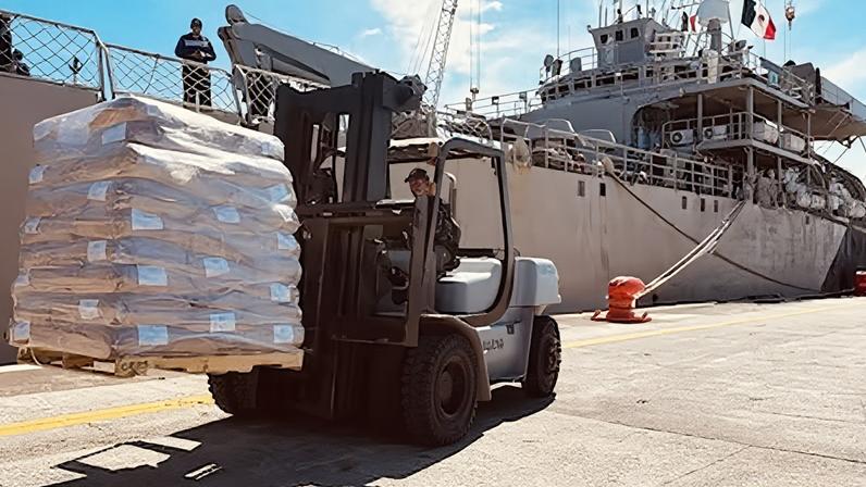 Dos buques parten de Veracruz para llevar a Cuba cerca de 814 toneladas de ayuda humanitaria, el 8 de febrero.