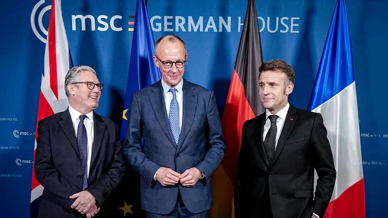 Desde la izquierda, el primer ministro británico, Keir Starmer; el canciller alemán, Friedrich Merz; y el presidente de Francia, Emmanuel Macron, este viernes en la Conferencia de Seguridad de Múnich