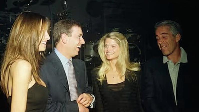 Melania Trump, el príncipe Andrés, Gwendolyn Beck y Jeffrey Epstein en una fiesta en el club Mar-a-Lago en 2000.