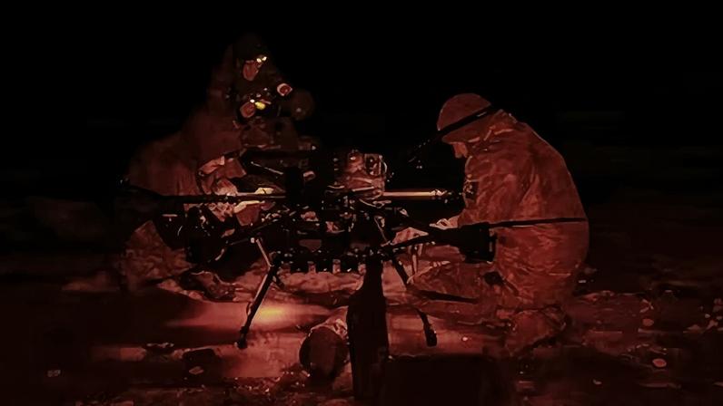 Un equipo ucranio coloca una bomba en un dron Vampire para llevar a cabo una misión de ataque contra tropas rusas cerca de Chasiv Yar, en Donetsk.