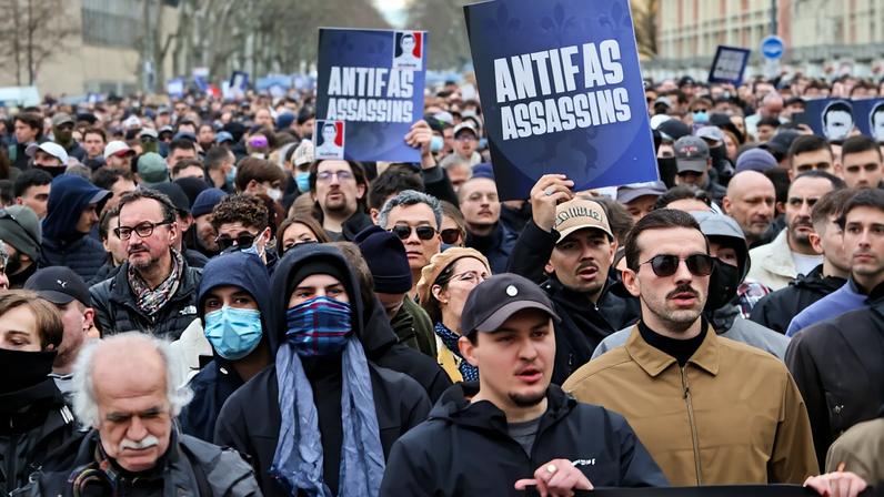 Manifestantes en Lyon portando pancartas con el mensaje "antifas asesinos", este sábado.