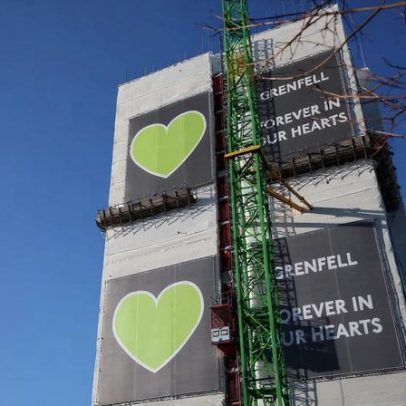 Famílias de Grenfell pedem ao governo britânico preservar paredes da torre com pegadas