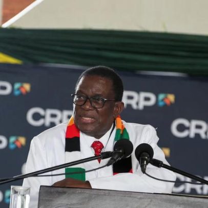 Gabinete do Zimbabwe apoia projeto que estenderia mandato de Mnangagwa até 2030