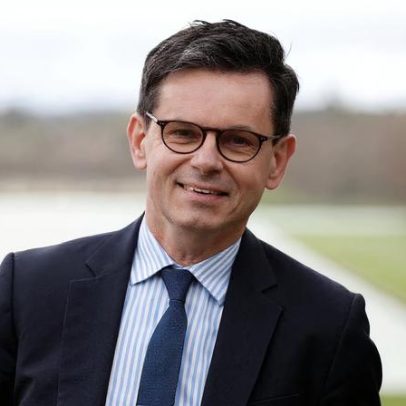 França encarrega diretor de Versalhes de reformar o Louvre após roubo
