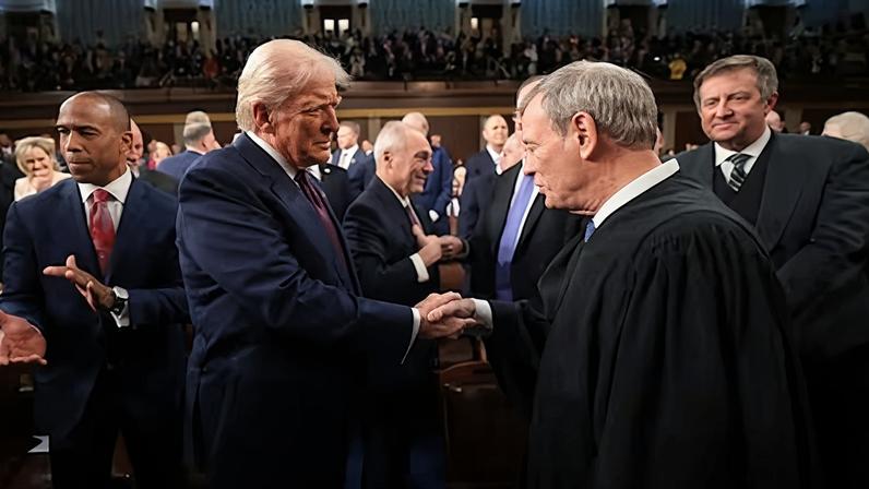 Donald Trump saluda al presidente del Tribunal Supremo, John Roberts, con motivo de la comparecencia de aquel ante el Congreso, el pasado 4 de marzo.