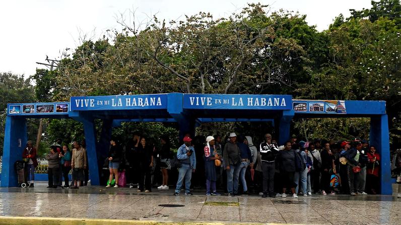 People wait at a bus stop after Cuba's President Miguel Diaz-Canel announced that his government would roll out a plan to confront fuel shortages as the U.S. moves to block the supply of oil, in Havana, Cuba February 5, 2026 REUTERS/Norlys Perez