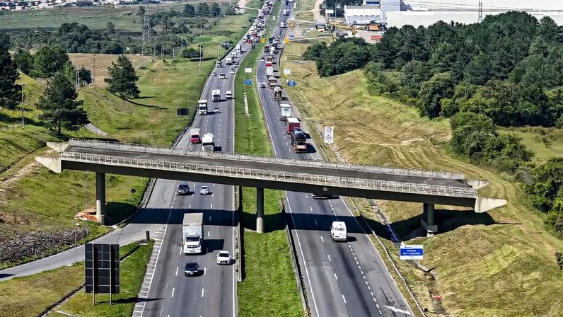 Viaduto inacabado na Região Metropolitana de Curitiba: obra iniciada em 1998 não ligar nada à coisa alguma. Governo paranaense irá concluir projeto.
