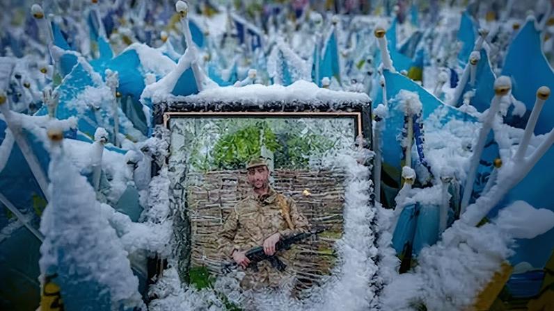 La nieve cubre la fotografía de un soldado ucranio muerto en la guerra, el 12 de marzo de 2024.