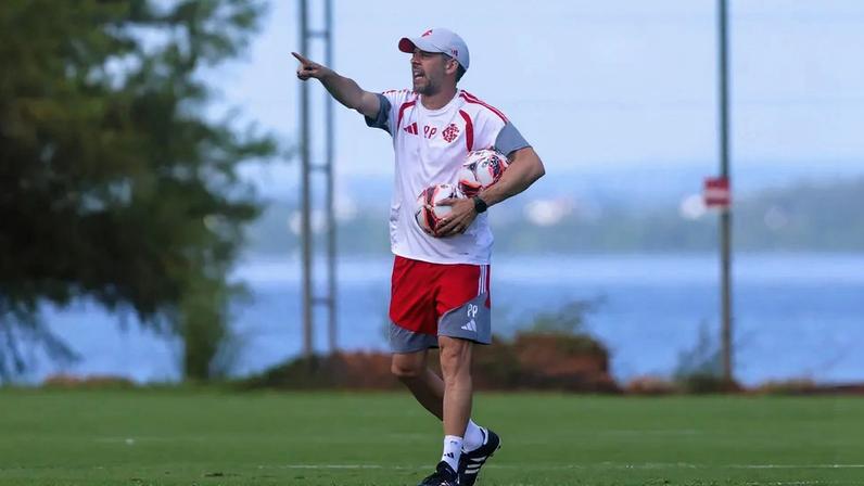 Pezzolano em treino no CT Parque Gigante (Foto: Ricardo Duarte/SC Internacional)